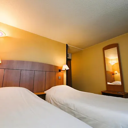 Otel Kyriad Tarbes 2*