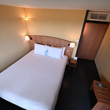 Kyriad Tarbes Otel 2*