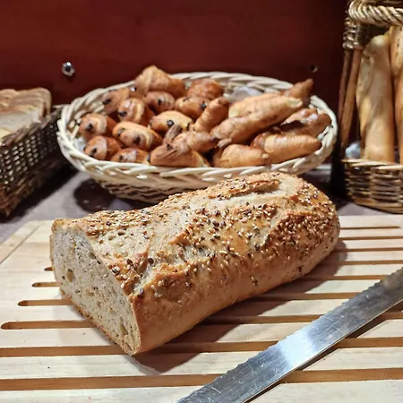 Kyriad Tarbes Отель Odos