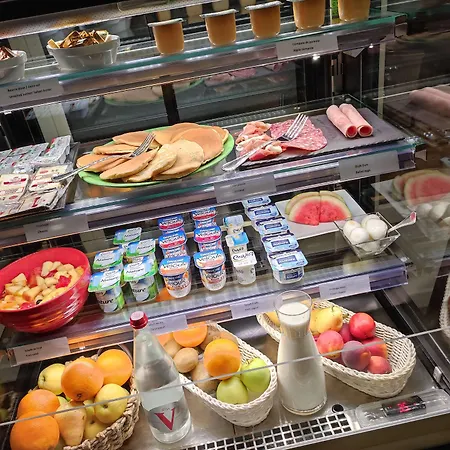 Kyriad Tarbes Отель